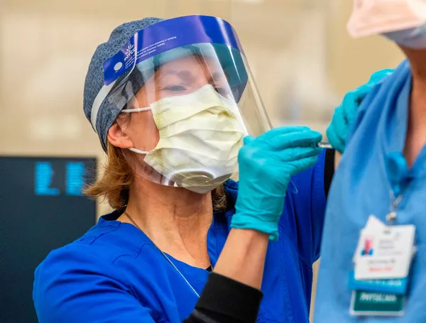 ABD’de 4 sağlık çalışanı Pfizer/BioNTech’in koronavirüs aşısı sonrası fenalaştı!