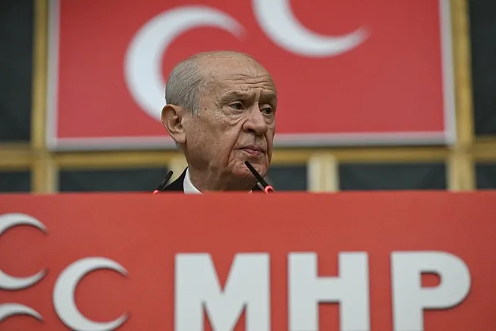 mhp-lideri-devlet-bahceliden-cumhur-ittifakinda-birlik-mesaji-kriz-var-yalanindan-bikmadilar-1762244396903.jpeg MHP lideri, Terörsüz Türkiye yolunda komisyonun İmralı'ya gitmesi gerektiğini söyledi. (A Haber arşiv)