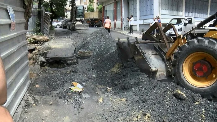 1720094858629.jpeg İSKİ'nin kazdığı yol çöktü araçlar içine düştü! Yer: Bayrampaşa - 2