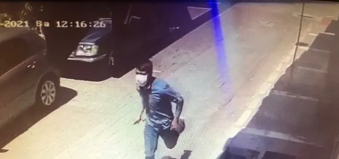 İzmir’de annesini bıçaklayıp 2 kişiyi öldüren şahıs kaçarken kameraya yakalandı!
