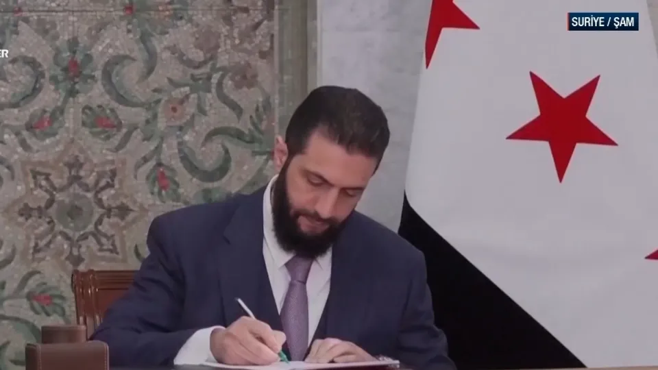 Suriye’den yeni anayasa! Şara imzayı attı