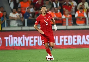 Milli yıldız Galatasaray yolunda! Zeki Çelik Roma'dan kiralanacak...