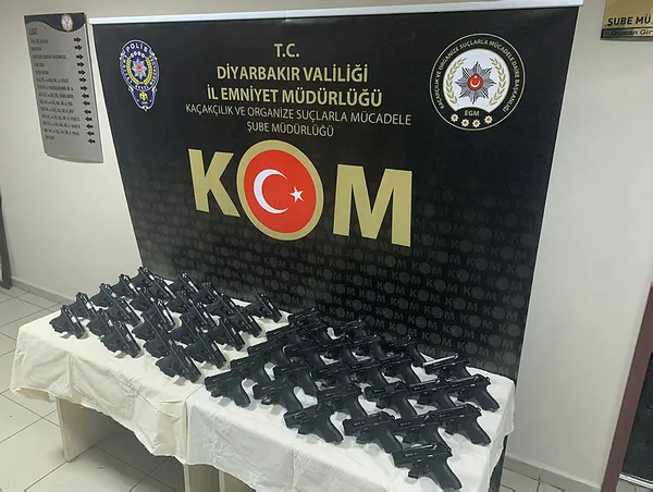 Diyarbakır'da kaçakçılık operasyonu! Onlarca tabanca ele geçirildi - 2