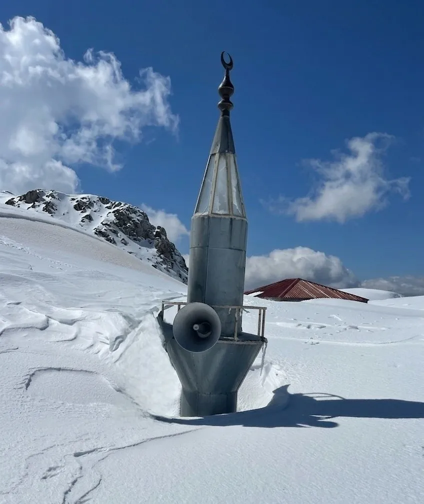 Toroslar'ın zirvesinde 741 yıllık cami kar altında kaldı - 1