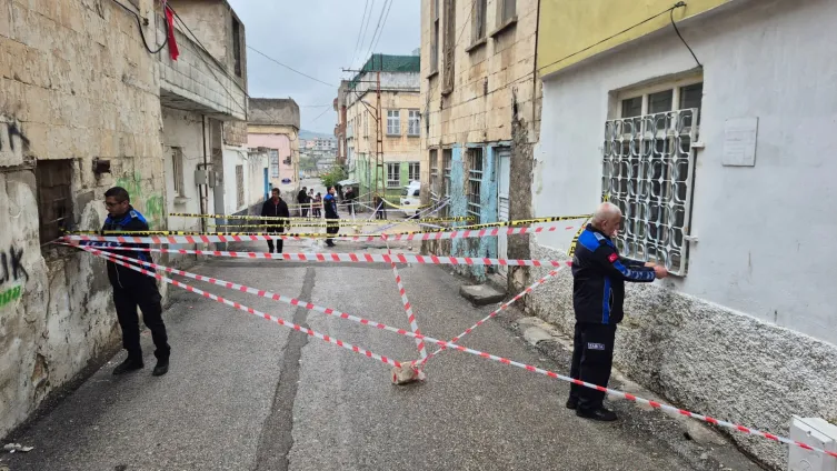 Gaziantep’te korku dolu anlar: Müstakil ev çöktü, yan binada can pazarı - 1