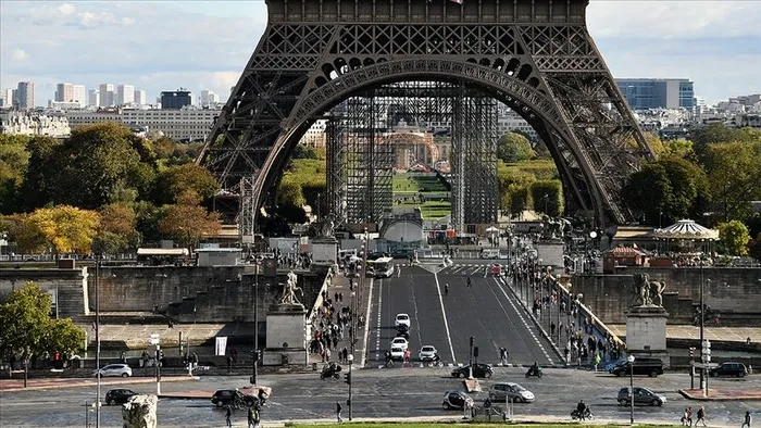 Lyon Belediye Başkanı Doucet gözaltında! Kamu paralarına zimmete geçirme suçu...