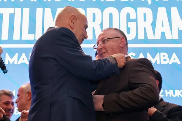 Yeniden Refah Partisi’nde yaprak dökümü! 21 isim istifa ederek AK Parti’ye katıldı | AK Parti Genel Sekreteri Şahin’den açıklama: Necmettin Erbakan’ın hayallerini gerçekleştiren Erdoğan’ın yanında saf tuttular