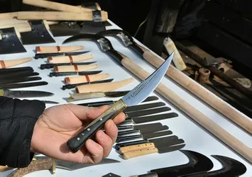 Arkadaşını boğazından bıçaklayarak öldürdü