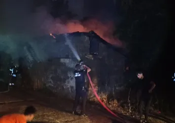 Seydişehir'de metruk depoda yangın