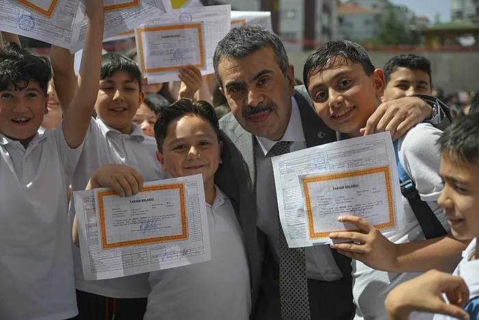 milli-egitim-bakani-yusuf-tekinden-uygunsuz-kiyafet-gerginligine-iliskin-flas-aciklama-yasanmasini-istemedigim-1718364621293.jpg Milli Eğitim Bakanı Yusuf Tekin'den uygunsuz kıyafet gerginliğine ilişkin flaş açıklama: Yaşanmasını istemediğimiz bir olaydı gereken yapılacak - 5