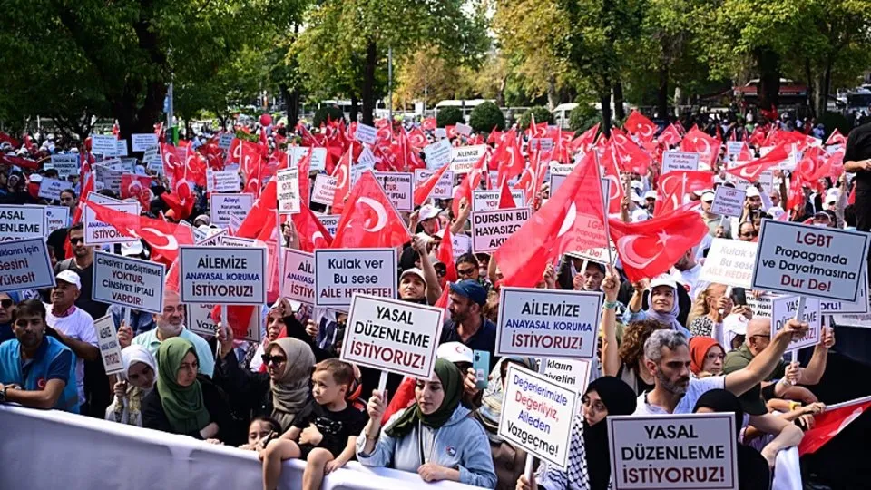 LGBT’ye karşıtı yüzlerce vatandaş bir arada!