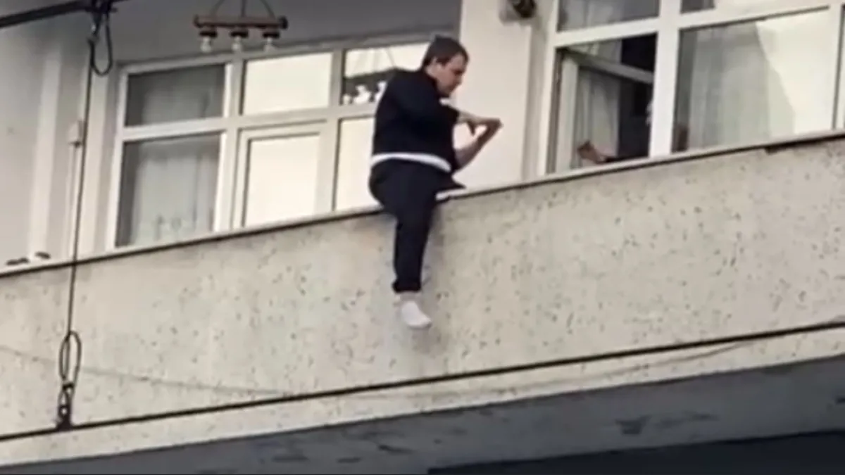 Sultangazı'de balkondan atlamak isteyen genç yürekleri ağza getirdi