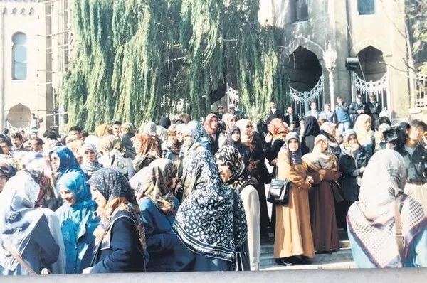 "Size bu ülkede nefes almak bile haram" diyerek copladılar