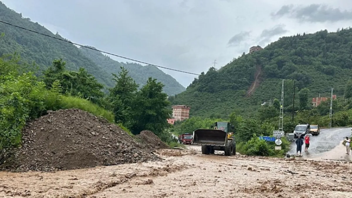Trabzon'da sağanak felakete döndü! Dereler taştı yollar kapandı