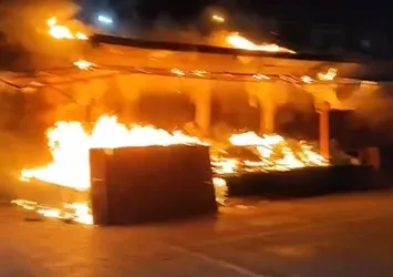 Buca’da meyve tezgahı alev alev yandı! Kundaklama şüphesi