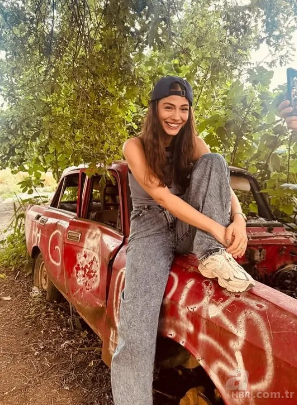 Eşref'in Nisan'ı Demet Özdemir babasının kopyasıymış! Yıllar sonra ilk kez... 4