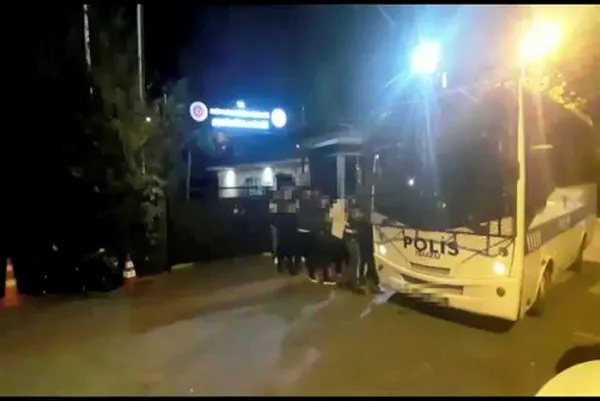 besiktas-fenerbahce-maci-oncesi-ortalik-karisti-9-kisi-gozaltina-alindi-1664573229153.jpg Beşiktaş - Fenerbahçe maçı öncesi ortalık karıştı! 9 kişi gözaltına alındı - 1