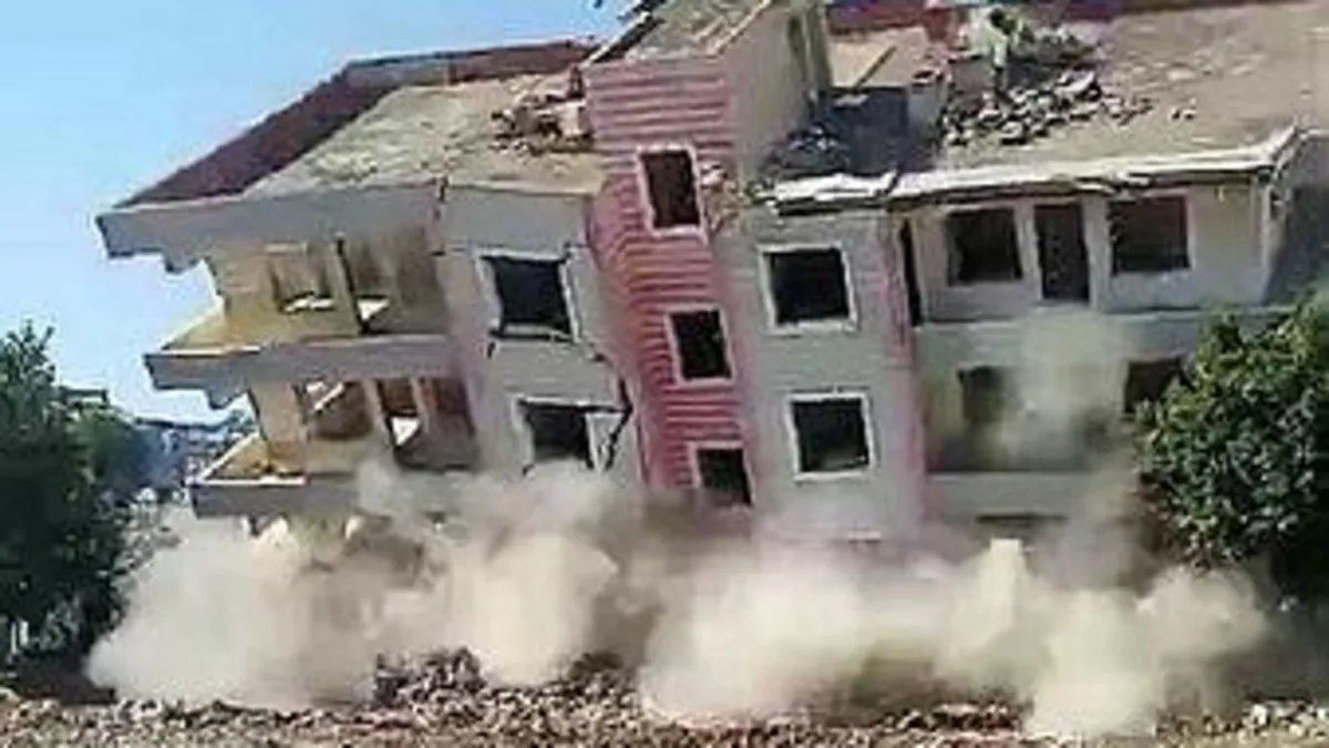 5 katlı bina kepçe darbesiyle yerle bir oldu! Yer: Hatay