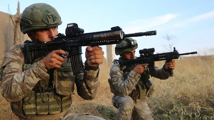 Mehmetçik Barış Pınarı Harekatı'nda yerli silahlarla teröristlerin peşinde - 3