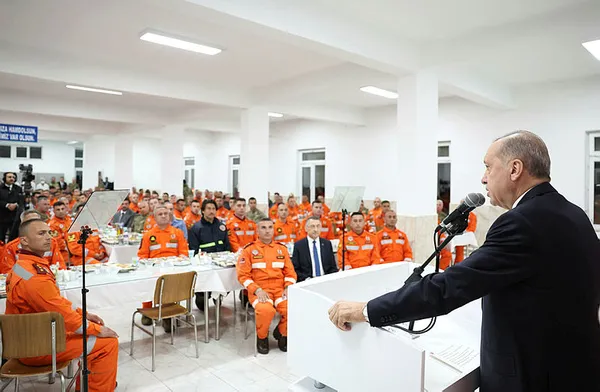 Askerlerle iftar programında Başkan Erdoğan’dan kritik açıklamalar: Savunmada çeşitli projelerle milletimizin huzuruna çıkacağız