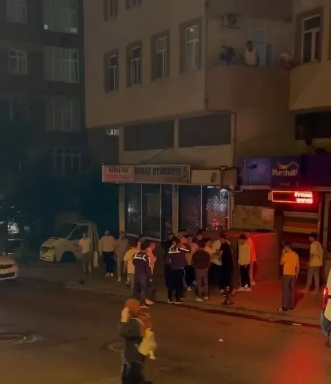 istanbulda-meydan-kavgasi-tekmeler-yumruklar-havada-ucustu-1659426528334.jpg İstanbul’da meydan kavgası! Tekmeler yumruklar havada uçuştu - 4