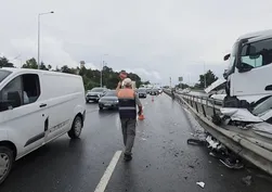 Kontrolden çıkan beton mikseri dehşet saçtı: 2 yaralı