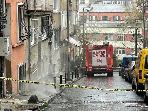 Son dakika | Şişli'de korku dolu anlar! Yeraltı kabloları patladı - 3