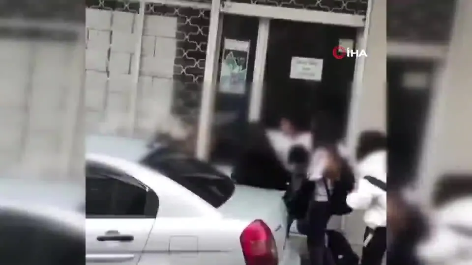 Ümraniye’de genç kızların kavgası kamerada!