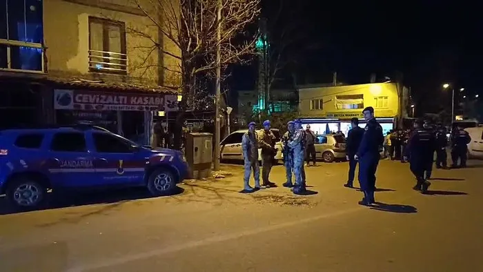 1742181093136.jpeg Tartışma sonrası mahallelinin de olaya dahil olmasının ardından bölgeye çok sayıda jandarma ekibi sevk edildi. (DHA)