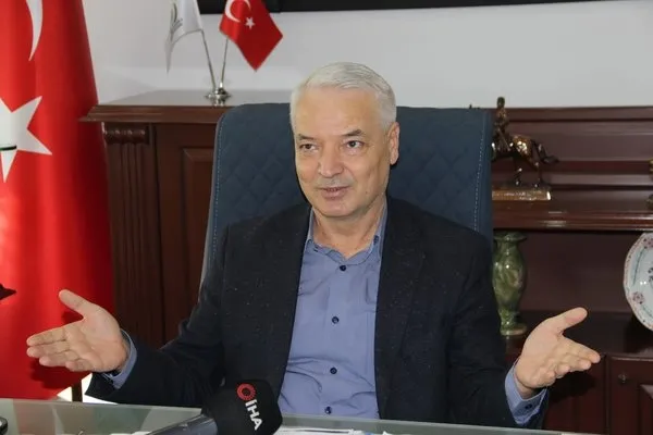 Koronavirüsü atlatan CHP'li Belediye Başkanı Zeki Bilgin'in teşekkür yöntemi şaşırtmadı! Sağlıkçıların heykelini yapacak - 1