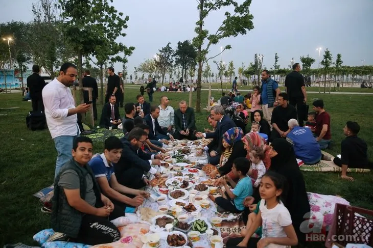 Başkan Erdoğan, Zeytinburnu sahilinde vatandaşlarla iftar yaptı