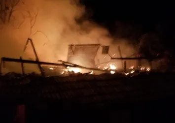 Çorum'daki yangın 2 ev ev 2 garajı kül etti!