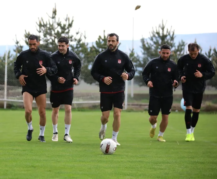 sivassporda-galatasaray-maci-hazirliklari-basladi-1714410217660.jpg Sivasspor’da Galatasaray maçı hazırlıkları başladı
