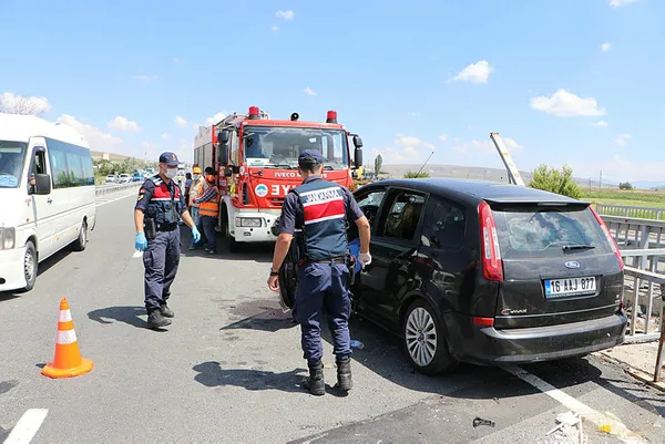 Kayseri’den üzücü kare! Bariyer otomobile ok gibi saplandı: 1 ölü, 4 yaralı - 2