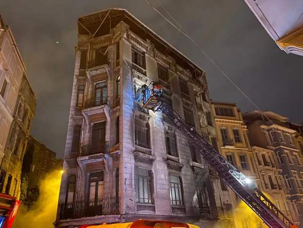 1698291704439.jpg Son dakika: Beyoğlu'ndaki tarihi Gueive Han'ında yangın - 3