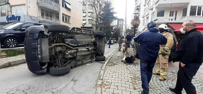 istanbulda-kontrolden-cikip-devrilen-luks-cipin-surucusu-soka-girdi-uzun-sure-agladi-1616070463658.jpg İstanbul’da kontrolden çıkıp devrilen lüks cipin sürücüsü şoka girdi uzun süre ağladı - 4