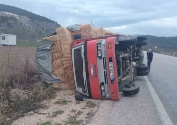 Bilecik'te saman yüklü kamyon devrildi