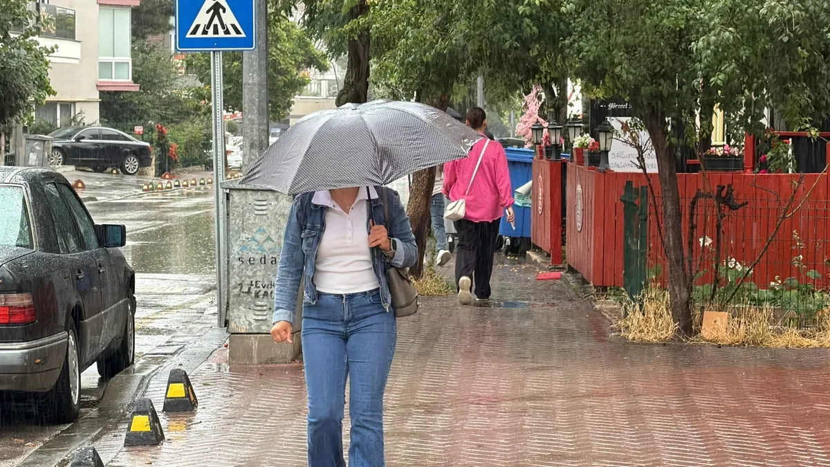 hafta-sonu-hava-durumu-kuvvetli-yagis-ve-firtina-uyarisi-1786689736392.jpg MGM tahminlerine göre cumartesi günü iç ve doğu kesimlerde etkili olacak gök gürültülü sağanakların pazar günü İç Ege’den Akdeniz ve Doğu Anadolu’ya uzanan daha geniş bir alana yayılması bekleniyor.