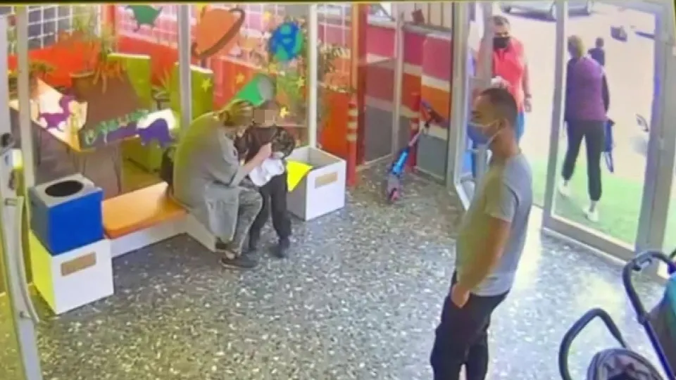 Antalya’da kreşten yola atlayan çocuğa servis çarptı! Ölümün kıyısından döndü