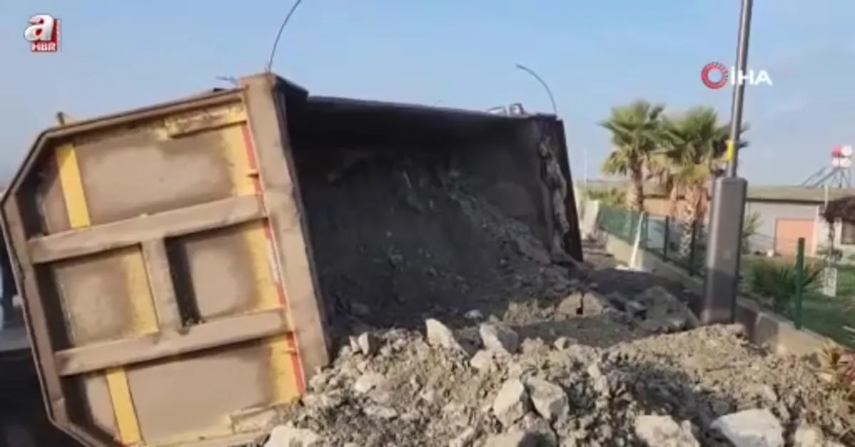 Yol yarıldı hafriyat kamyonu içine düştü