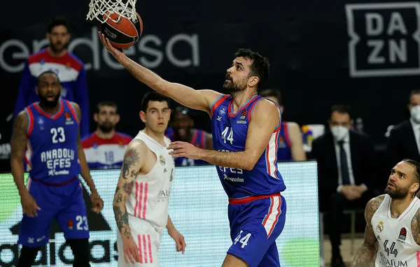 Anadolu Efes Euroleague'de Play-Off'lara katılmayı garantiledi - 2