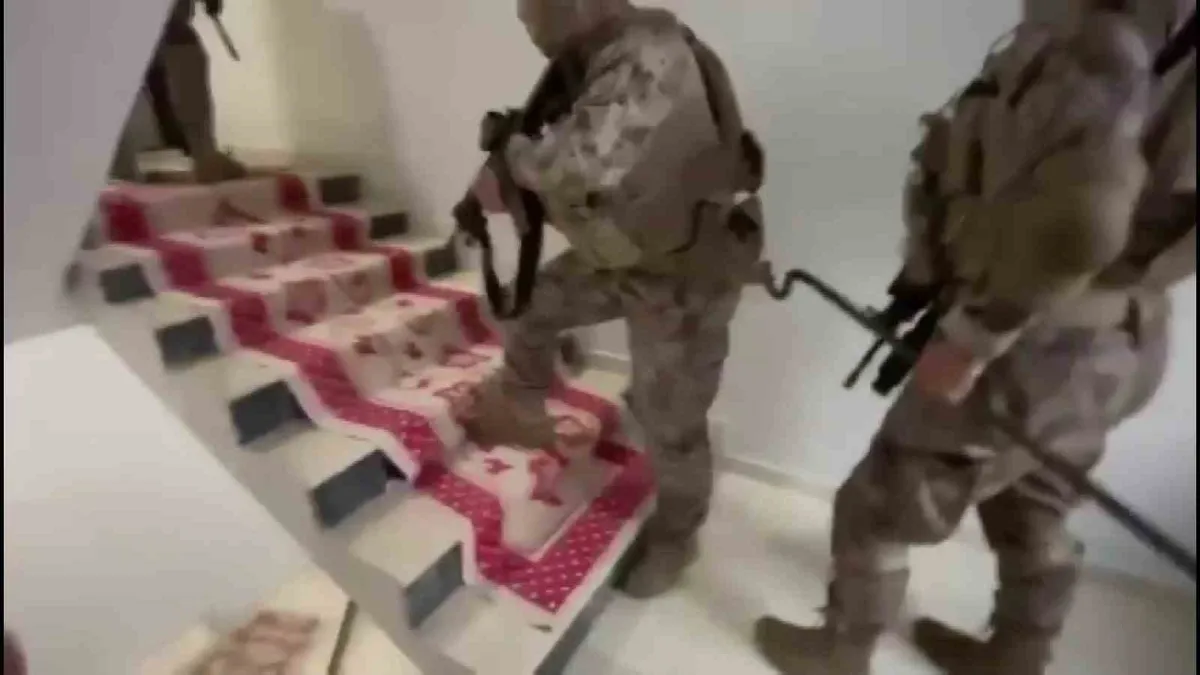 Adana'da çelik yelek ve silahlar ele geçirildi