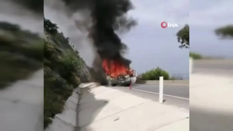 Seyir halindeki kamyonet alev alev yandı