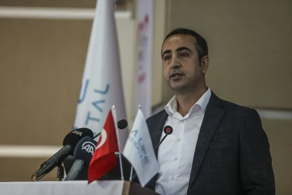 CHP’li Belediye Başkanı Tanju Özcan’a kadınlardan siyah çelenkli tepki! Kınıyoruz