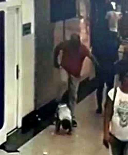 İzmir’de çocuğuna tekme atan baba gözaltında