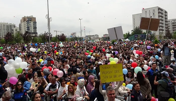 babasi-sosyal-medyadan-cagri-yapmisti-balonlar-gokyuzune-kanseri-yenen-ali-asaf-icin-birakildi-1748190770634.jpg Fotoğraf- İHA