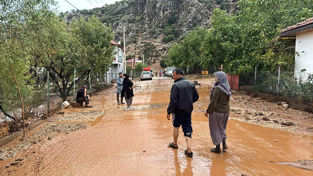 Antalya'nın Elmalı ilçesinde sağanak yağış!