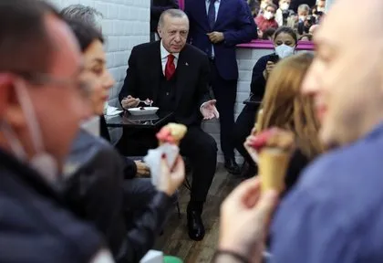 Başkan Recep Tayyip Erdoğan dondurmacıya uğradı: Vatandaşlara dondurma ısmarlayıp sohbet etti