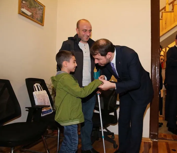 Bakan Berat Albayrak kalp hastası küçük Berat'ın yardımına koştu - 2