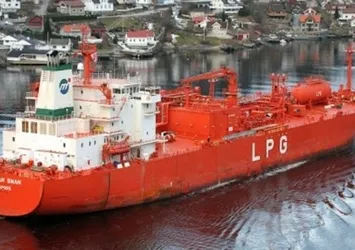 Dev LPG tankeri İstanbul Boğazı'ndan geçti